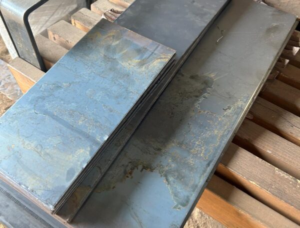Cutting metal sheets with a guillotine