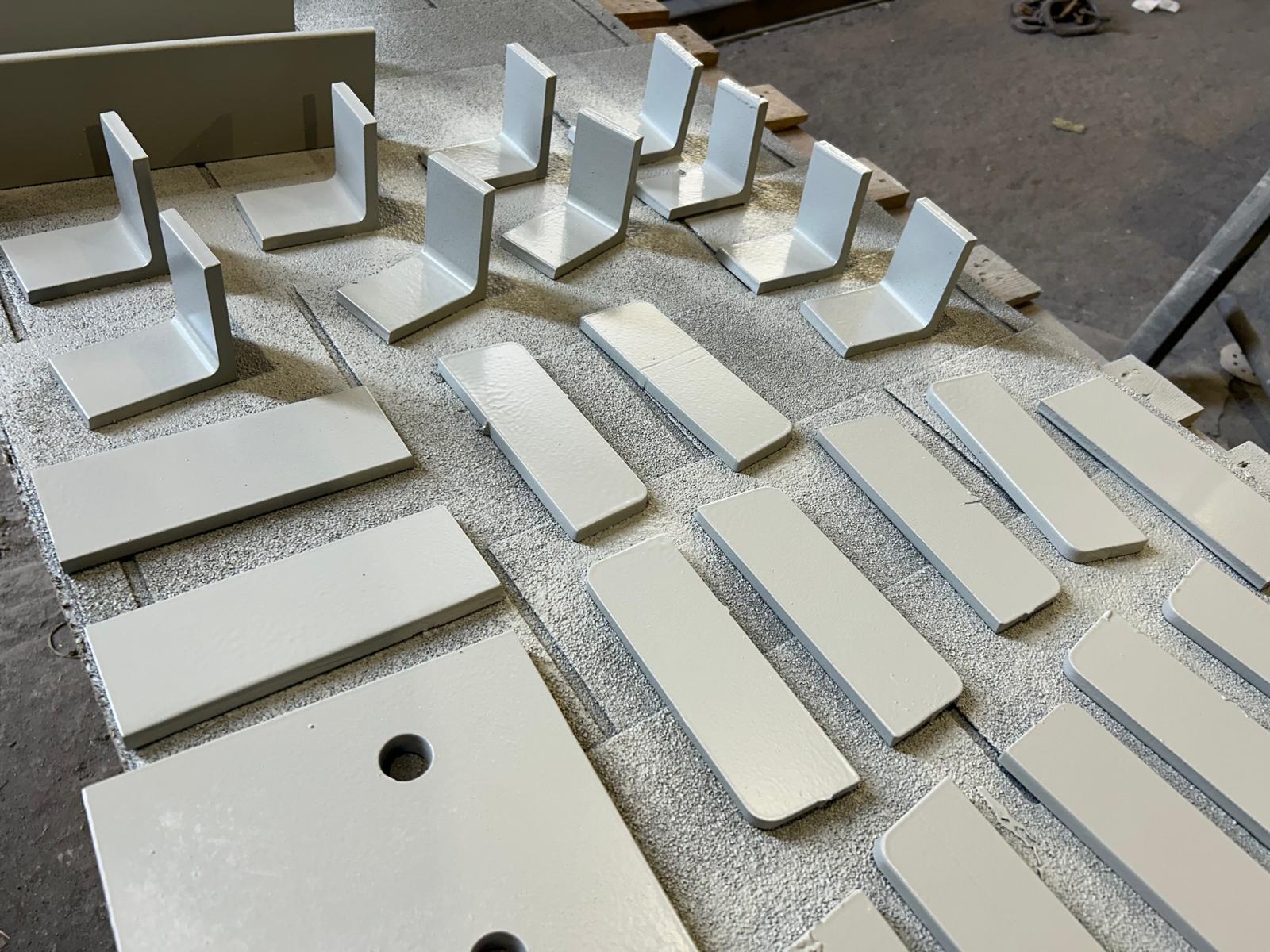 Gruntētas tērauda plāksnes un leņķi