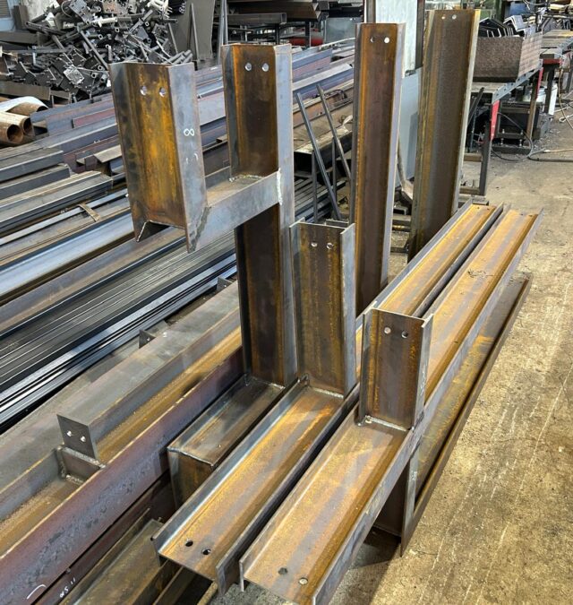 Tērauda konstrukcijas kāpnēm un nojumēm