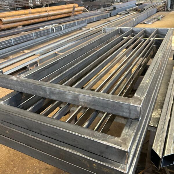 Dekoratīvas tērauda margas