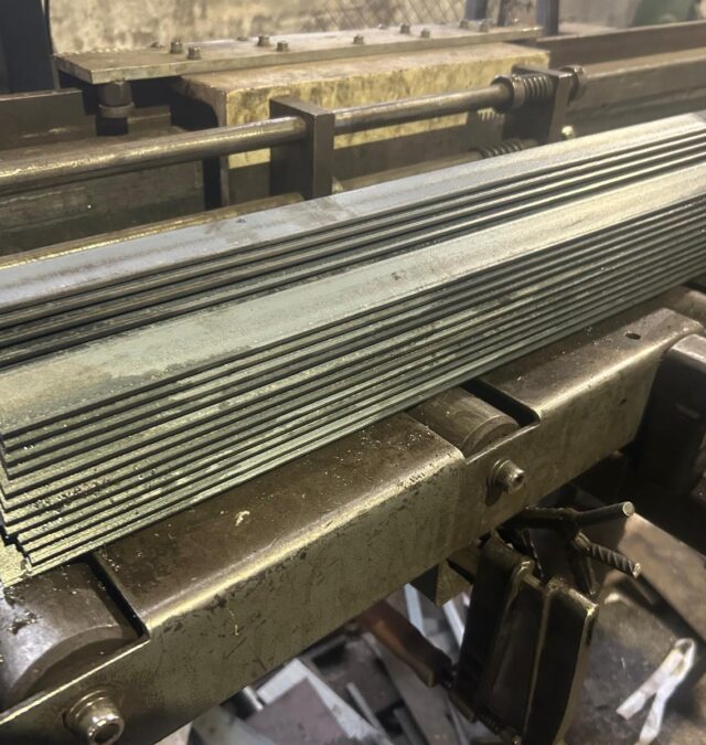 Leņķis 25x25x3 un Caurule 30x30x2