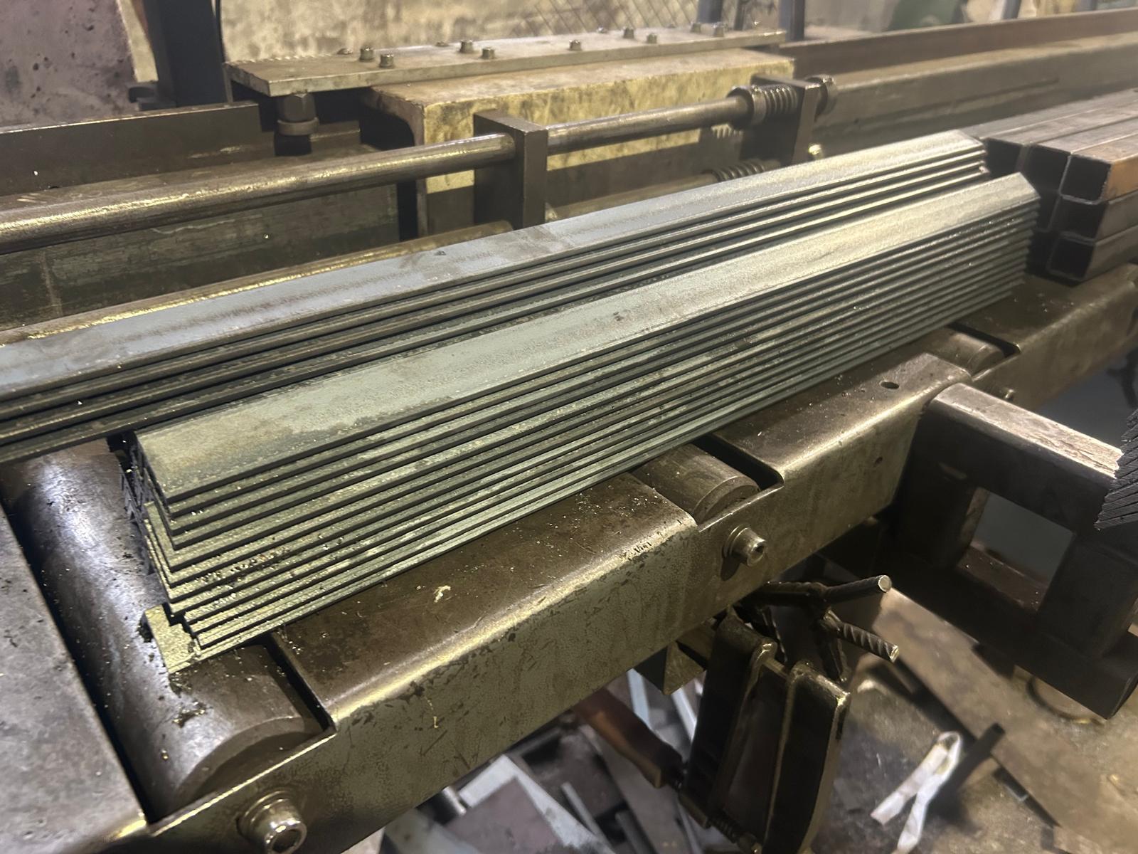 Leņķis 25x25x3 un Caurule 30x30x2