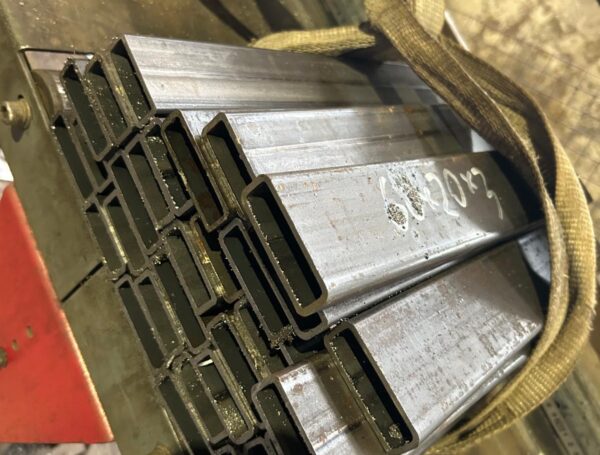 Profila caurules apstrāde un griešana pēc pasūtījuma