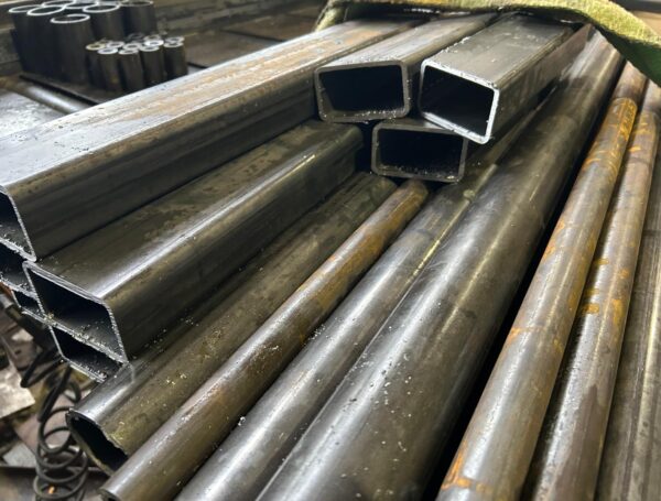 Dažādu izmēru profila cauruļu griešana