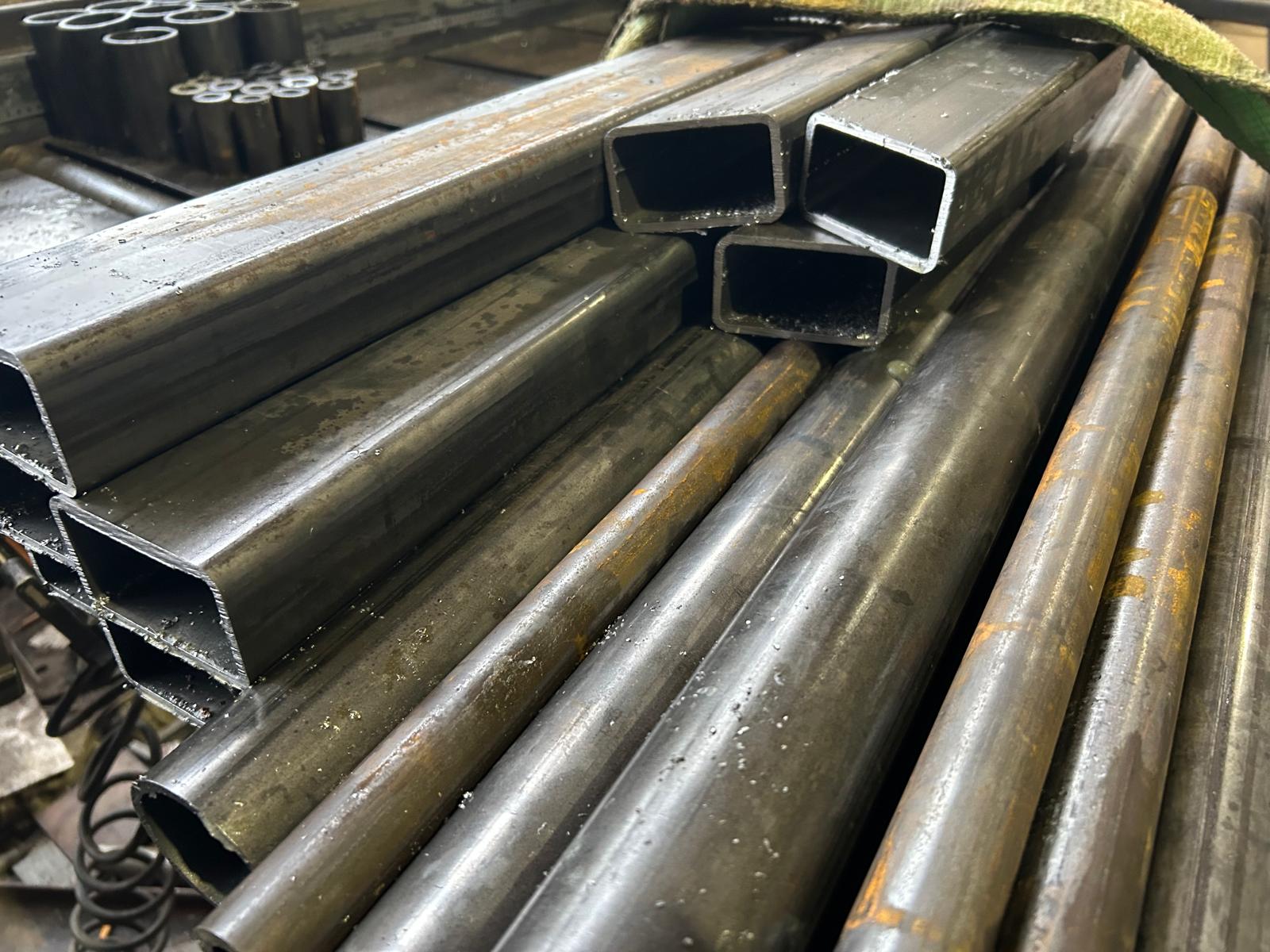 Dažādu izmēru profilcaurules un apaļās caurules