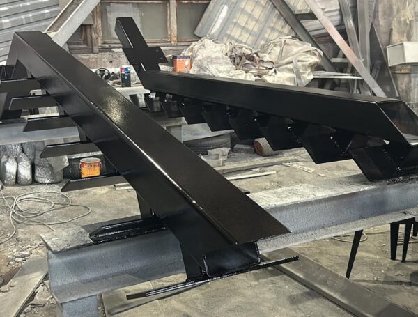 Kāpņu laidu no tērauda ražošana un krāsošana