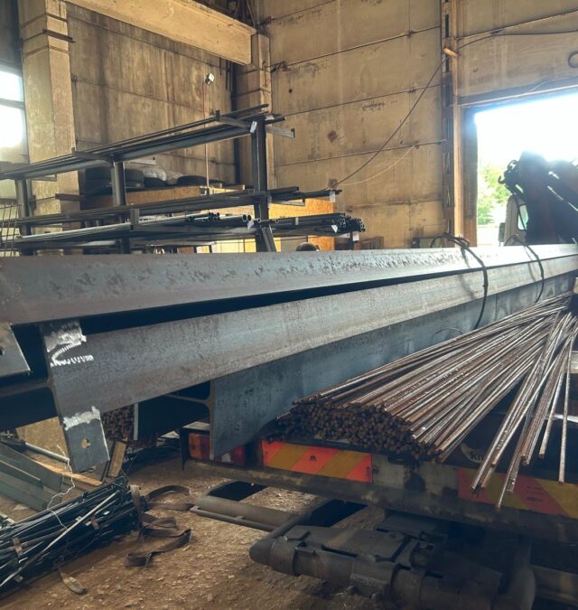 Metāla konstrukciju un armatūras piegāde ar izkraušanu objektā