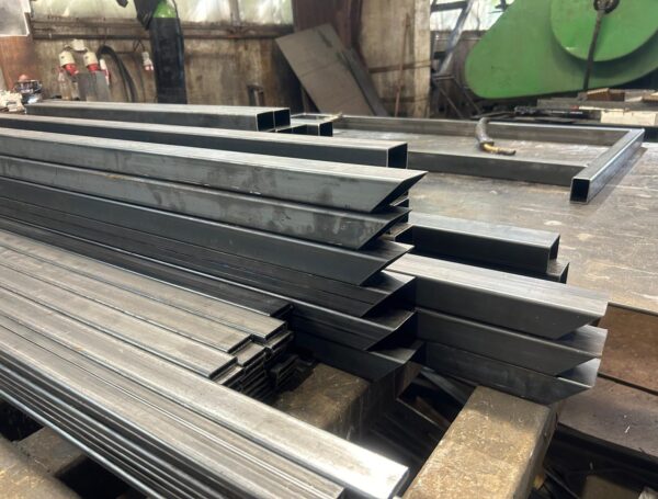 Tērauda kvadrātcaurules griešana zem leņķa pēc pasūtījuma