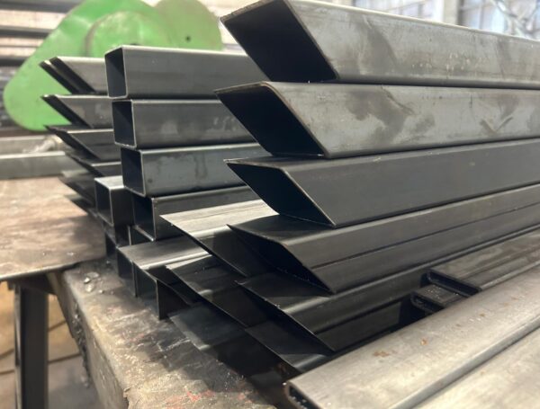 Tērauda profilcaurules griešana zem leņķa