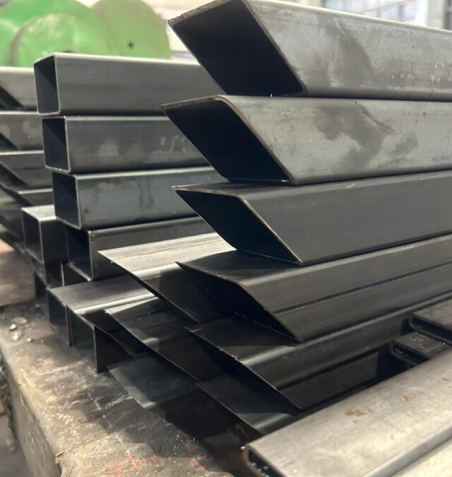 Tērauda profilcauruļu griešana un slokšņu urbšana