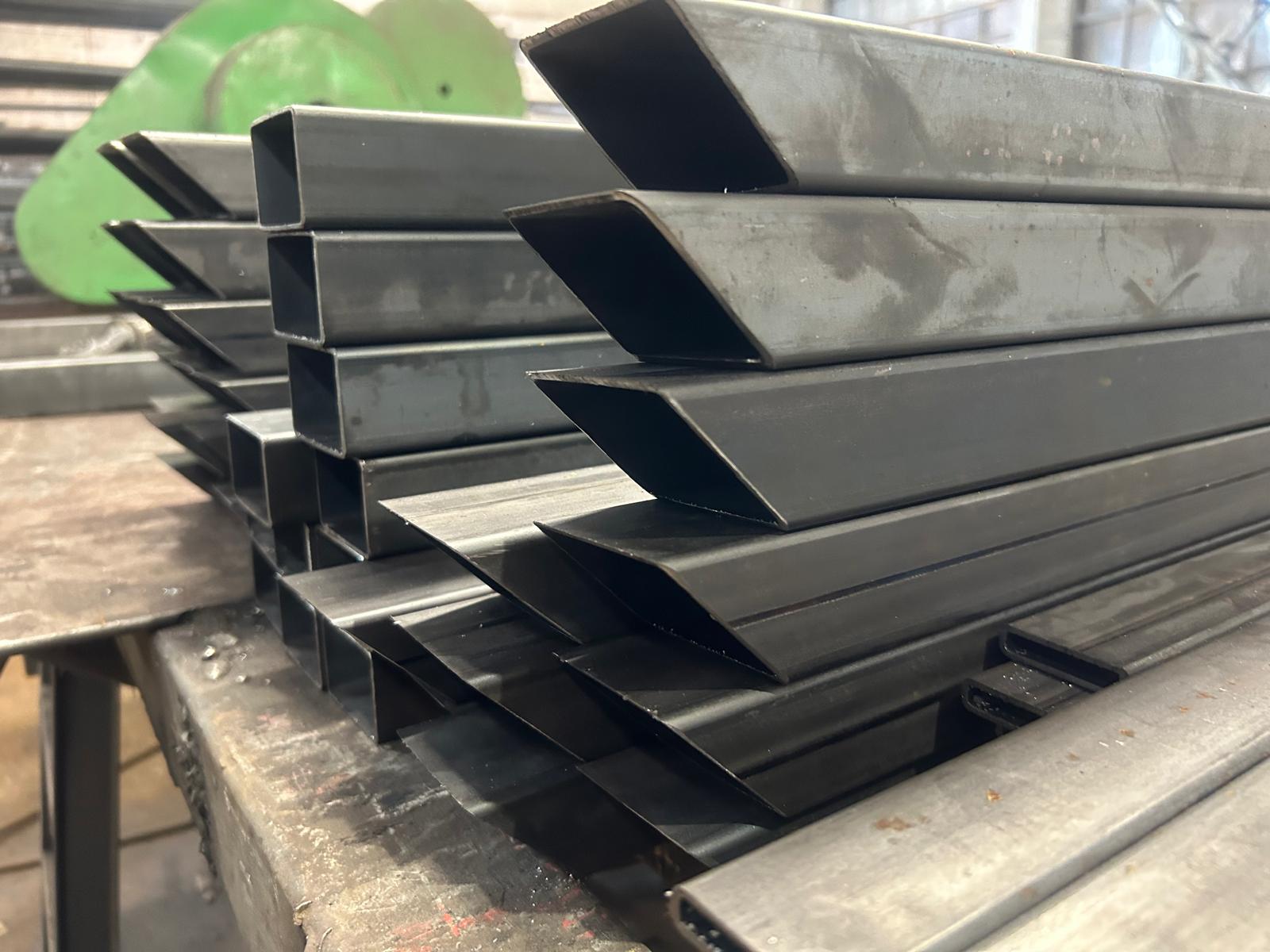 Tērauda profilcauruļu griešana un slokšņu urbšana