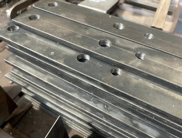 Tērauda sloksnes urbšana un griešana