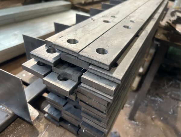 Tērauda profila griešana un sloksnes urbšana konstrukcijām