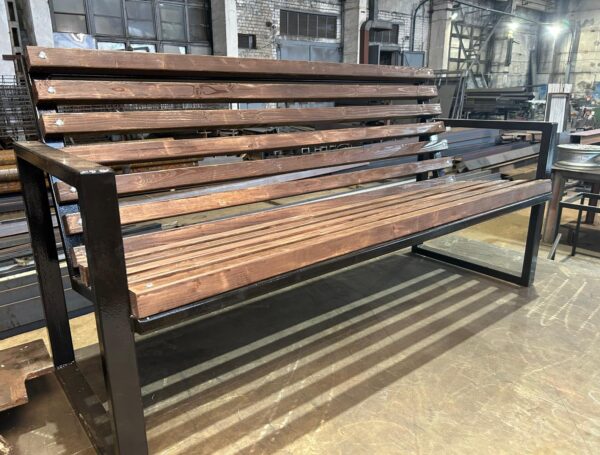 Tērauda un koka soliņu ražošana āra un iekštelpu vajadzībām