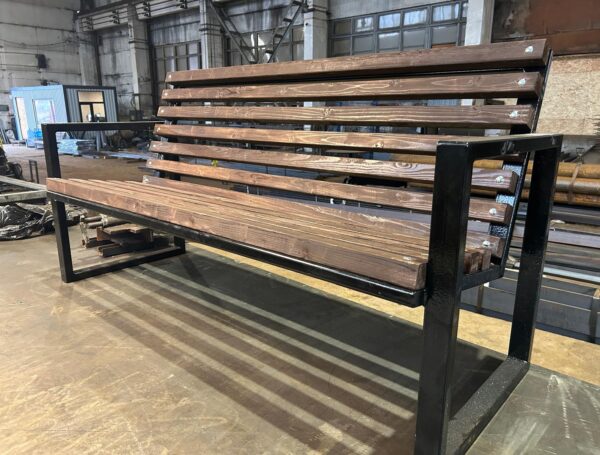 Soliņu izgatavošana pēc pasūtījuma ar metāla rāmi un koka apdari