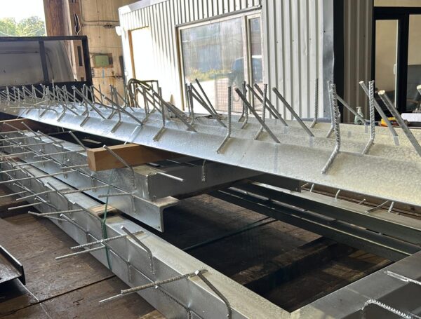 Armatūras un tērauda elementu uzstādīšana betonēšanas sagatavošanas procesā.