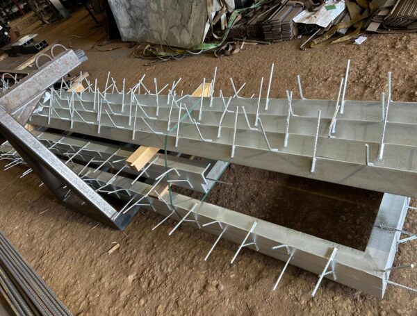 Metāla detaļas remontbedres malu nostiprināšanai pirms betonēšanas.