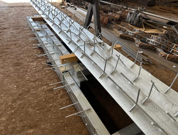 Sametināti tērauda balsti ar cinkotu pārklājumu ilgtermiņa izturībai.