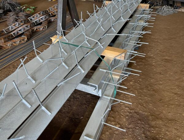 Tērauda remontbedres malu balstu izgatavošana ar sametinātu un nocinkotu konstrukciju.