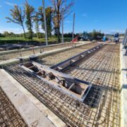 Armatūras un tērauda detaļu montāža remontbedres betonēšanas sagatavošanā.