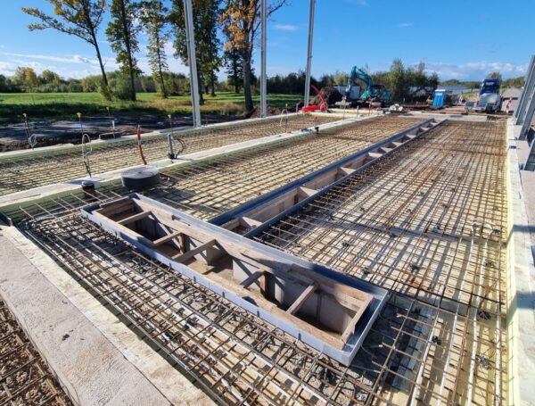 Armatūras un tērauda detaļu montāža remontbedres betonēšanas sagatavošanā.