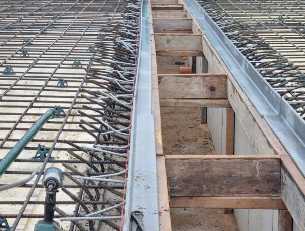 Tērauda konstrukciju montāža un sagatavošana betonēšanas darbiem būvlaukumā.