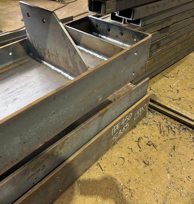 Pabeigts projekts: metāla kolonnu un siju izgatavošana pēc klienta rasējumiem