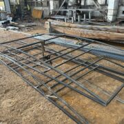 Valcēta metāla arka ar pastiprinātu konstrukciju