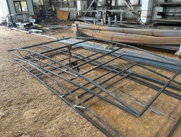 Valcēta metāla arka ar pastiprinātu konstrukciju