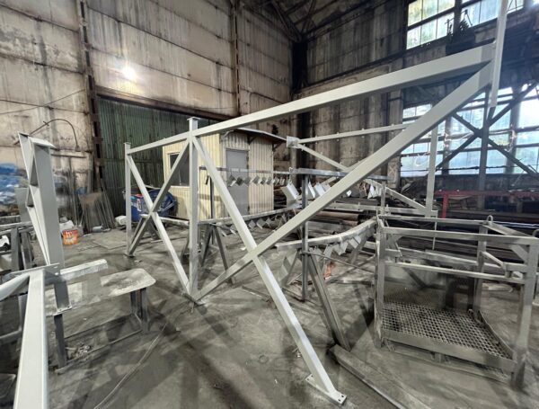 Rūpnieciski izgatavots tērauda rāmis ar precīzu ģeometriju