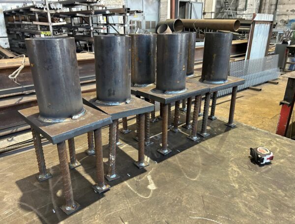 Tērauda ieliekamā detaļa ar atvērtu konstrukciju brīvai betona plūsmai