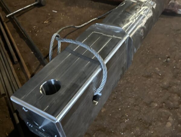 Tērauda caurules un mehāniskās detaļas precīzs metinājuma savienojums