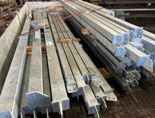 Karsti cinkoti tērauda profili rūpnieciskai būvniecībai