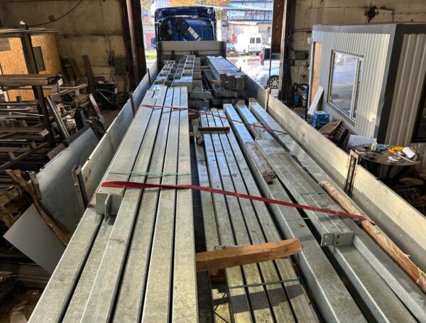 Metāla konstrukciju piegāde un izkraušana būvobjektā