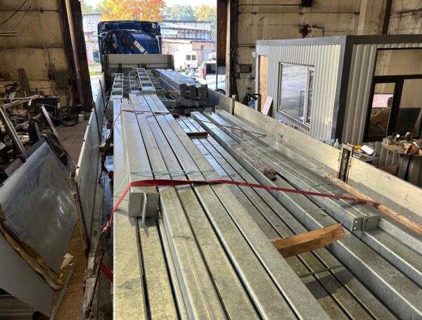 Metinātas un cinkotas metāla sijas rūpnieciskai ēkai