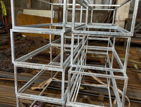 Cinkoti metāla moduļi 20x20x2 S235 pirms montāžas
