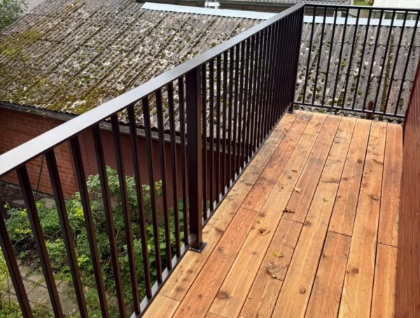 Balkona margu konstrukcija 5m x 1.2m no U‑profila 40x20x2 un caurulēm